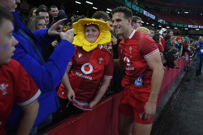 091125 - Wales v Argentina - Quilter Nations Series - Kieran Hardy of Wales with fans at full time