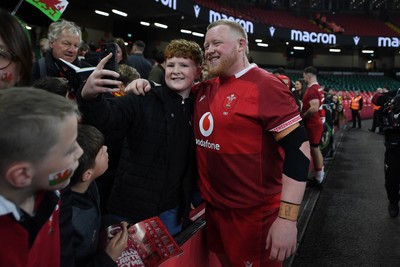 091125 - Wales v Argentina - Quilter Nations Series - Keiron Assiratti of Wales with fans at full time