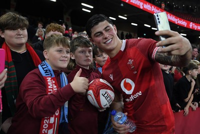 091125 - Wales v Argentina - Quilter Nations Series - Louis Rees-Zammit of Wales with fans at full time