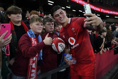 091125 - Wales v Argentina - Quilter Nations Series - Louis Rees-Zammit of Wales with fans at full time