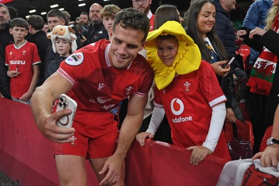 091125 - Wales v Argentina - Quilter Nations Series - Kieran Hardy of Wales with fans at full time