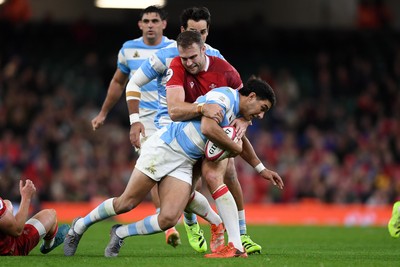 091125 - Wales v Argentina - Quilter Nations Series - Max Llewellyn of Wales is challenged by Juan Cruz Mallia of Argentina