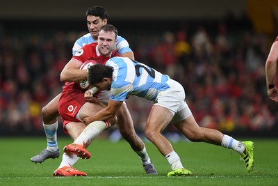 091125 - Wales v Argentina - Quilter Nations Series - Max Llewellyn of Wales is challenged by Juan Cruz Mallia of Argentina