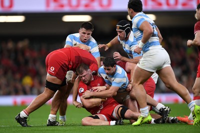 091125 - Wales v Argentina - Quilter Nations Series - Olly Cracknell of Wales is challenged by Juan Cruz Mallia of Argentina