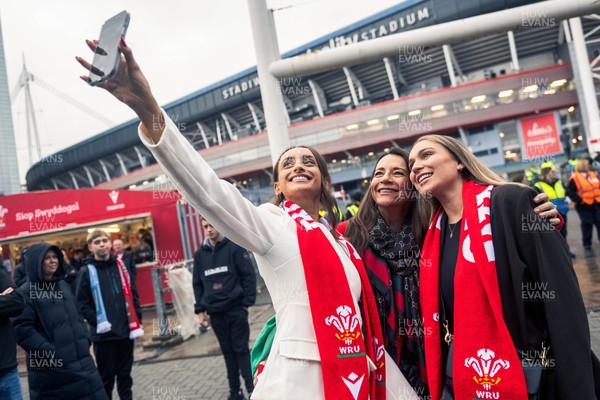 091125 - Wales v Argentina - Quilter Nations Series - Fans ahead of the game