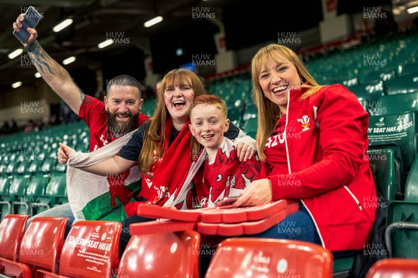 091125 - Wales v Argentina - Quilter Nations Series - Fans ahead of the game