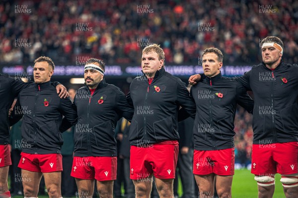 091125 - Wales v Argentina - Quilter Nations Series - Wales Players look on during the minutes silence 