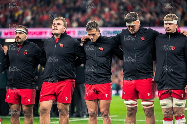 091125 - Wales v Argentina - Quilter Nations Series - Wales Players look on during the minutes silence 