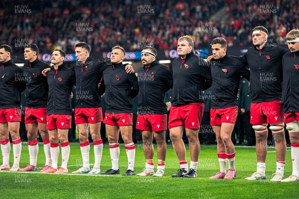 091125 - Wales v Argentina - Quilter Nations Series - Wales Players look on during the minutes silence 