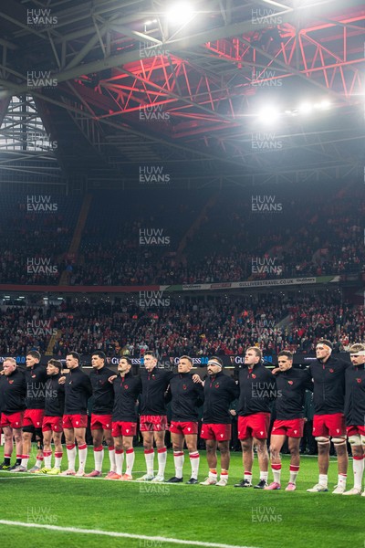091125 - Wales v Argentina - Quilter Nations Series - Wales Players look on during the minutes silence 