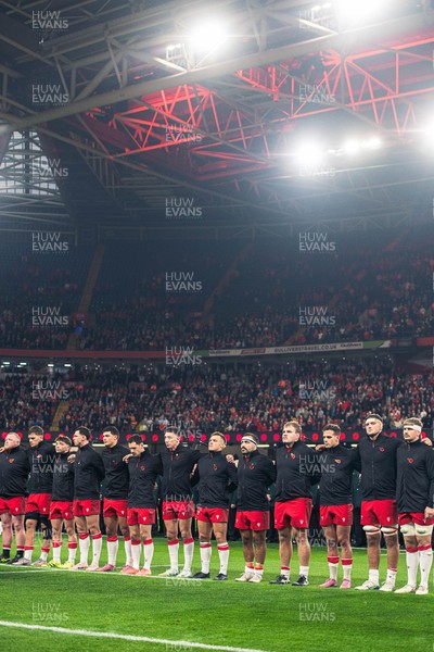 091125 - Wales v Argentina - Quilter Nations Series - Players pay their respects during the minutes silence to mark Remembrance Sunday 