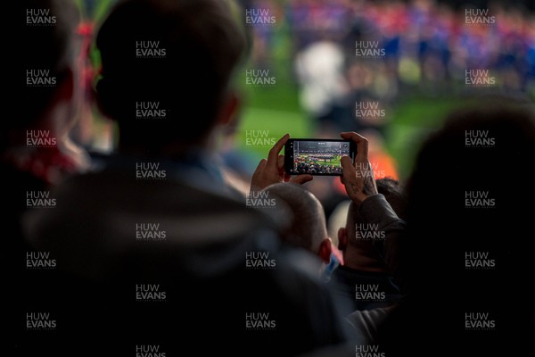 091125 - Wales v Argentina - Quilter Nations Series - Fans’ view during the anthems 
