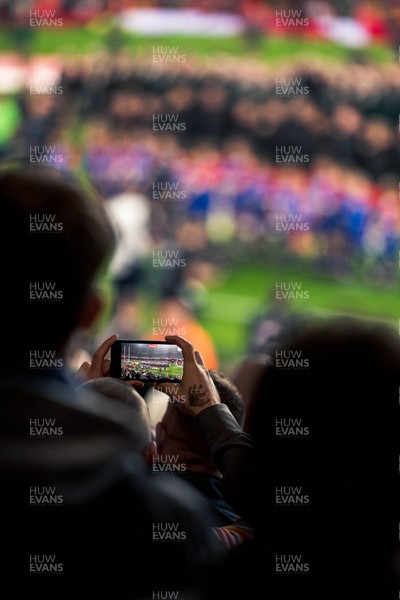 091125 - Wales v Argentina - Quilter Nations Series - Fans’ view during the anthems 