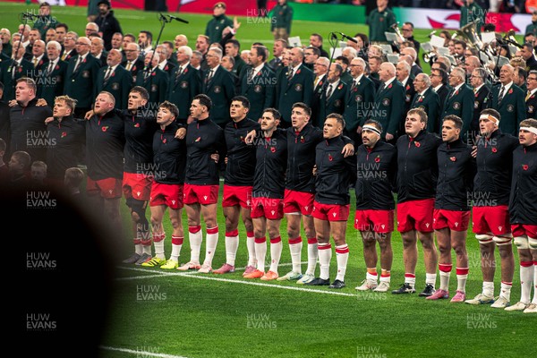 091125 - Wales v Argentina - Quilter Nations Series - Wales players sing the national anthem 