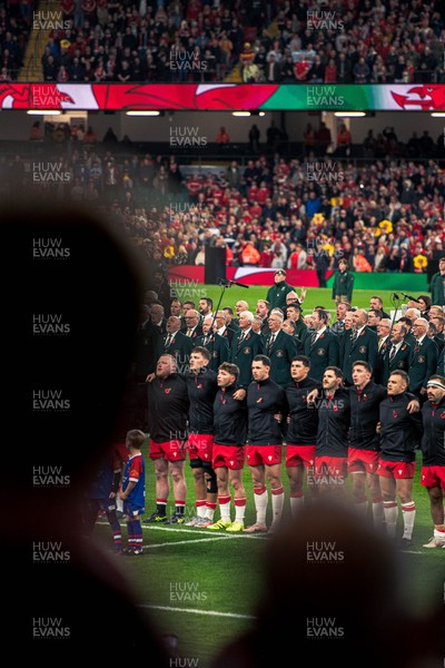 091125 - Wales v Argentina - Quilter Nations Series - Wales players sing the national anthem 