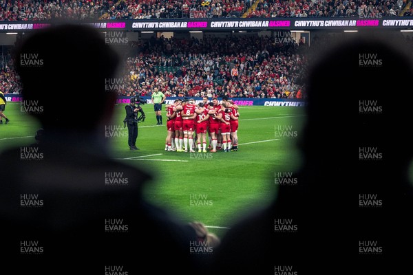 091125 - Wales v Argentina - Quilter Nations Series - Fans view of the Wales huddle 