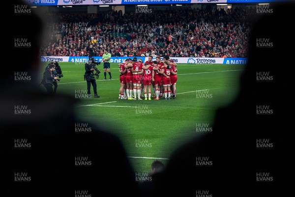 091125 - Wales v Argentina - Quilter Nations Series - Fans view of the Wales huddle 