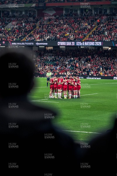 091125 - Wales v Argentina - Quilter Nations Series - Fans view of the Wales huddle 