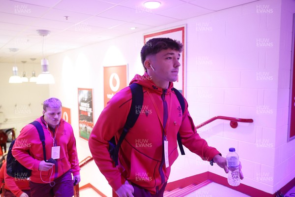 091125 - Wales v Argentina - Quilter Nations Series - Dan Edwards of Wales arrives at the stadium