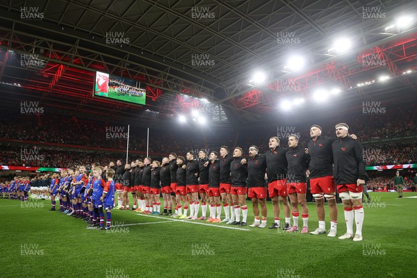 091125 - Wales v Argentina - Quilter Nations Series - Wales sing the anthem