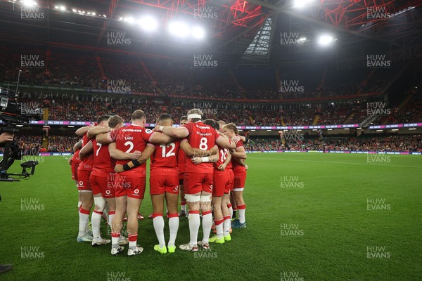 091125 - Wales v Argentina - Quilter Nations Series - Wales team huddle before the game