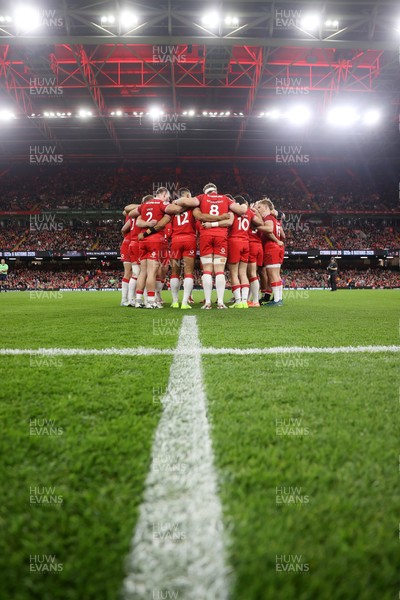 091125 - Wales v Argentina - Quilter Nations Series - Wales team huddle before the game