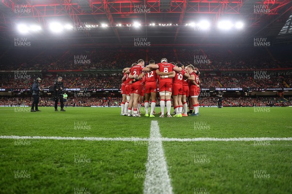 091125 - Wales v Argentina - Quilter Nations Series - Wales team huddle before the game