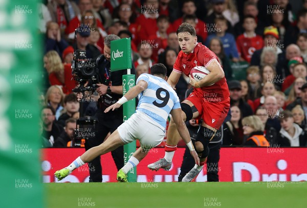 091125 - Wales v Argentina - Quilter Nations Series - Alex Mann of Wales is challenged by Simon Cruz Benitez of Argentina 