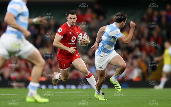 091125 - Wales v Argentina - Quilter Nations Series - Tom Rogers of Wales makes a break