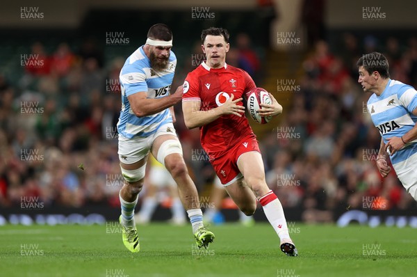 091125 - Wales v Argentina - Quilter Nations Series - Tom Rogers of Wales makes a break
