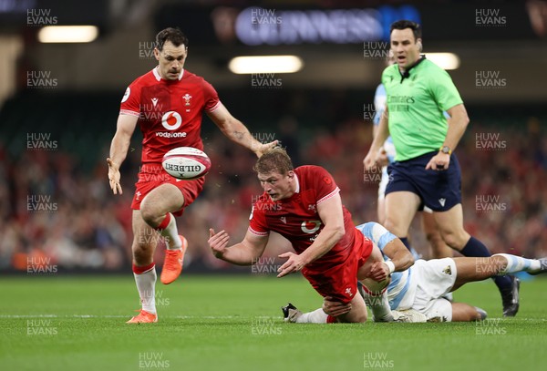 091125 - Wales v Argentina - Quilter Nations Series - Jac Morgan of Wales off loads the ball to Tomos Williams who runs in to score a try