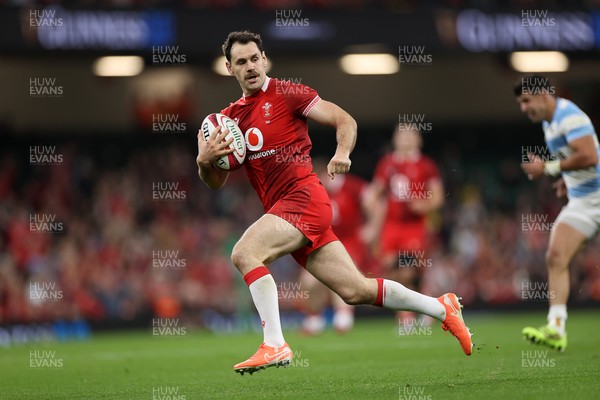 091125 - Wales v Argentina - Quilter Nations Series - Tomos Williams of Wales runs in to score a try