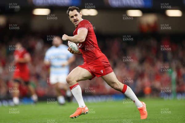 091125 - Wales v Argentina - Quilter Nations Series - Tomos Williams of Wales runs in to score a try