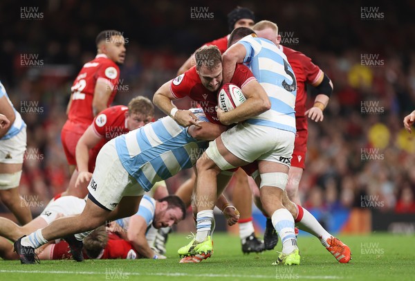 091125 - Wales v Argentina - Quilter Nations Series - Max Llewellyn of Wales is tackled by Julian Montoya and Marcos Kremer of Argentina 