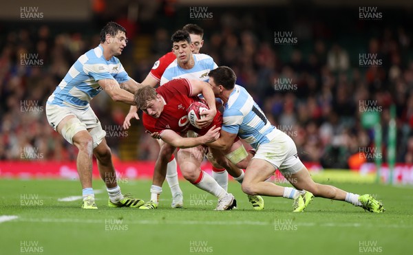091125 - Wales v Argentina - Quilter Nations Series - Jac Morgan of Wales is tackled by Simon Cruz Benitez and Geronimo Prisciantelli of Argentina 