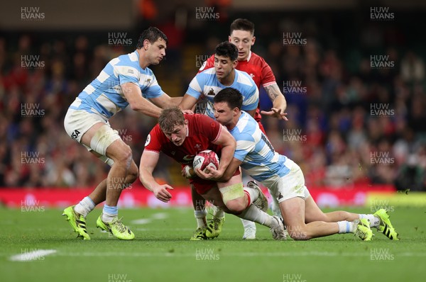 091125 - Wales v Argentina - Quilter Nations Series - Jac Morgan of Wales is tackled by Simon Cruz Benitez and Geronimo Prisciantelli of Argentina 