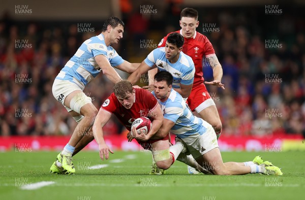 091125 - Wales v Argentina - Quilter Nations Series - Jac Morgan of Wales is tackled by Simon Cruz Benitez and Geronimo Prisciantelli of Argentina 