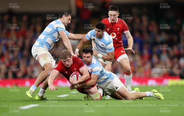 091125 - Wales v Argentina - Quilter Nations Series - Jac Morgan of Wales is tackled by Simon Cruz Benitez and Geronimo Prisciantelli of Argentina 