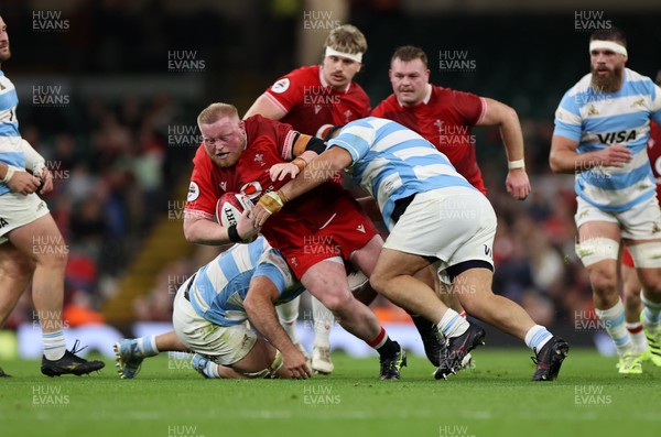 091125 - Wales v Argentina - Quilter Nations Series - Keiron Assiratti of Wales is tackled by Julian Montoya and Pedro Delgado of Argentina 