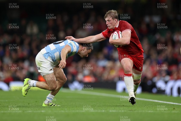 091125 - Wales v Argentina - Quilter Nations Series - Jac Morgan of Wales is tackled by Geronimo Prisciantelli of Argentina 