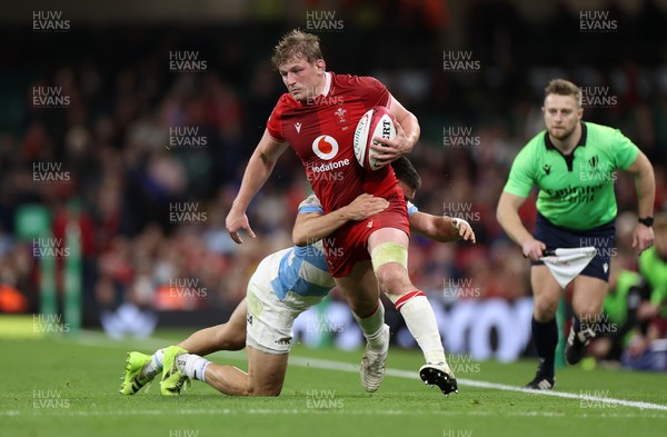 091125 - Wales v Argentina - Quilter Nations Series - Jac Morgan of Wales is tackled by Geronimo Prisciantelli of Argentina 