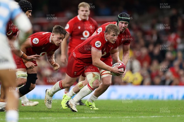 091125 - Wales v Argentina - Quilter Nations Series - Jac Morgan of Wales scores a try