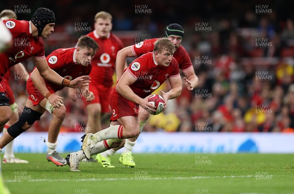 091125 - Wales v Argentina - Quilter Nations Series - Jac Morgan of Wales scores a try