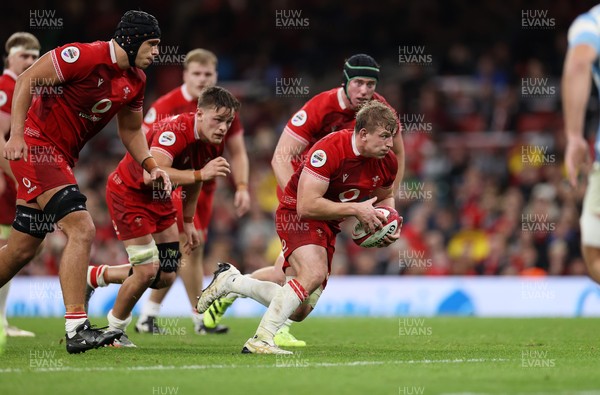 091125 - Wales v Argentina - Quilter Nations Series - Jac Morgan of Wales scores a try