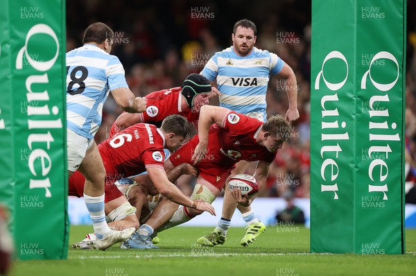 091125 - Wales v Argentina - Quilter Nations Series - Jac Morgan of Wales scores a try