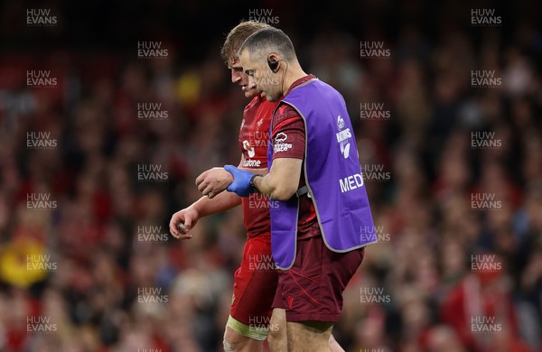 091125 - Wales v Argentina - Quilter Nations Series - Jac Morgan of Wales leaves the field injured after scoring a try