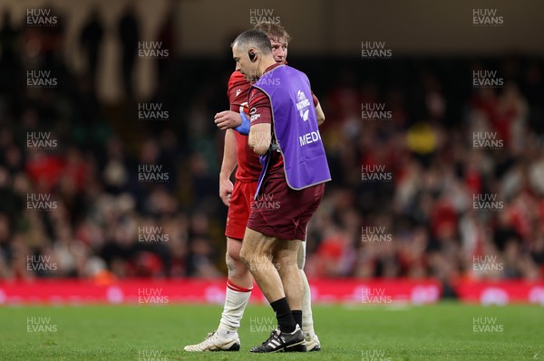 091125 - Wales v Argentina - Quilter Nations Series - Jac Morgan of Wales leaves the field injured after scoring a try