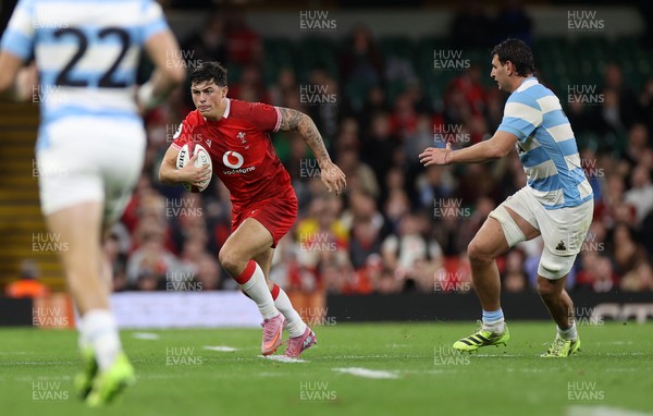 091125 - Wales v Argentina - Quilter Nations Series - Louis Rees-Zammit of Wales 