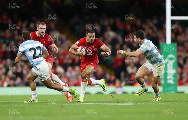 091125 - Wales v Argentina - Quilter Nations Series - Ben Thomas of Wales makes a break