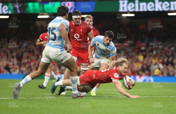 091125 - Wales v Argentina - Quilter Nations Series - Blair Murray of Wales scores a try